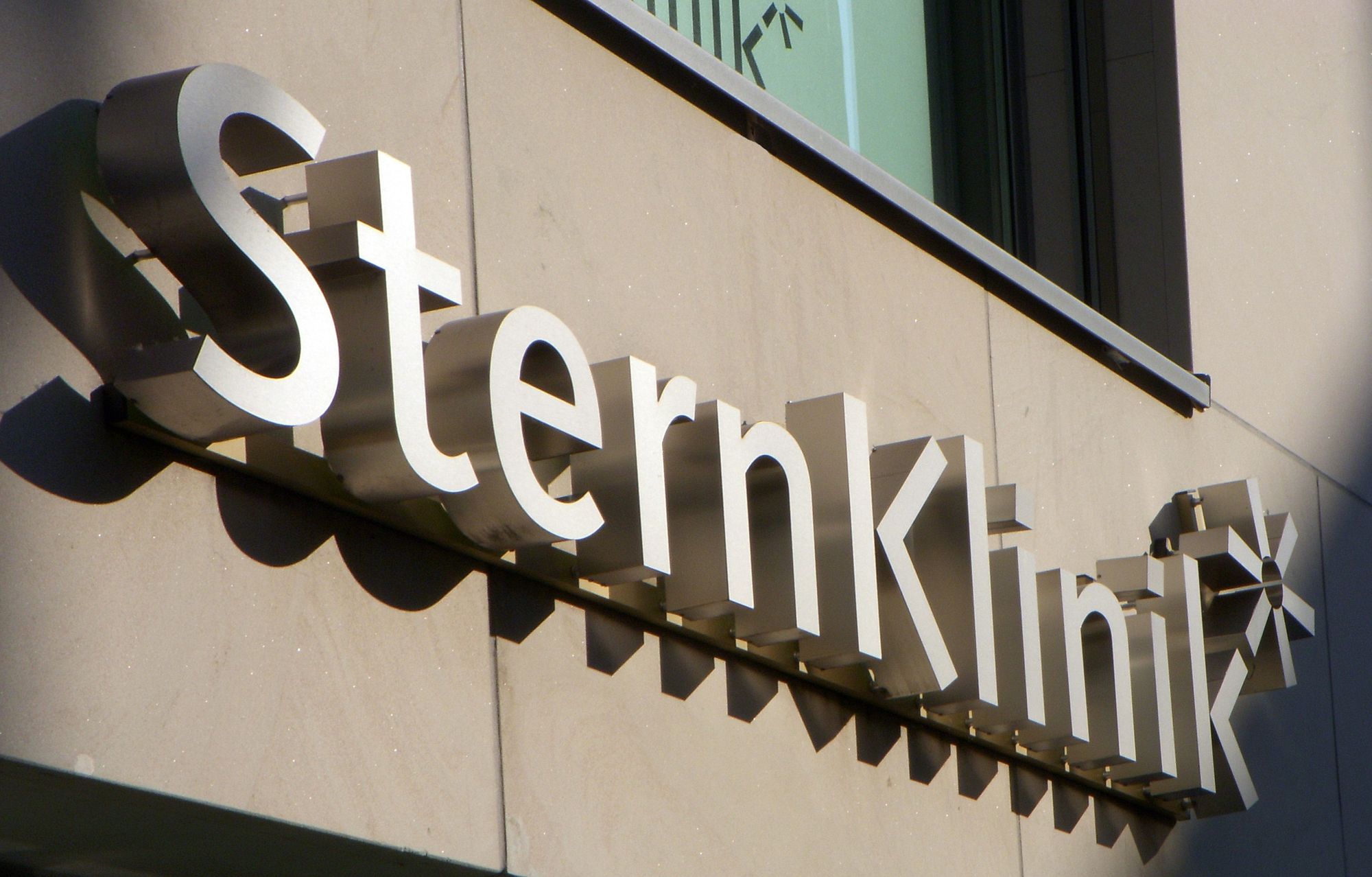 "Sternklinik" Schriftzug im Außenbereich der Klinik in Bremen